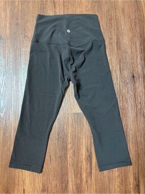 lululemon athletica jr teen girl sz S XS( women size: 4) Capri Leggings black